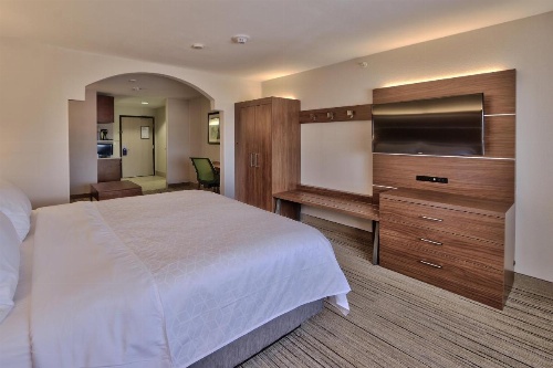 Holiday Inn Express & Suites Portales image 6